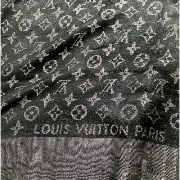 LV monogram shine shawl - Picture 3 of 7